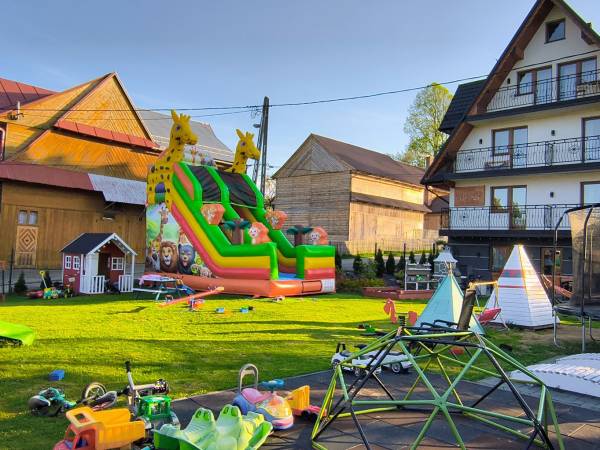 Zewnętrzny plac zabaw z dmuchańcem i basenem (w okresie wakacyjnym)
