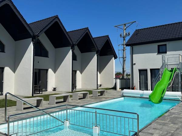 Domki Aurora klimatyzowane, z podgrzewanym basenem i zjeżdżalnią wodną