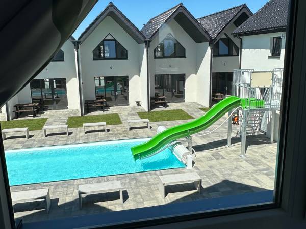 Domki Aurora klimatyzowane, z podgrzewanym basenem i zjeżdżalnią wodną