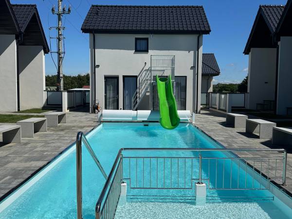 Domki Aurora klimatyzowane, z podgrzewanym basenem i zjeżdżalnią wodną