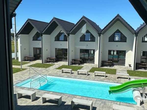 Domki Aurora klimatyzowane, z podgrzewanym basenem i zjeżdżalnią wodną