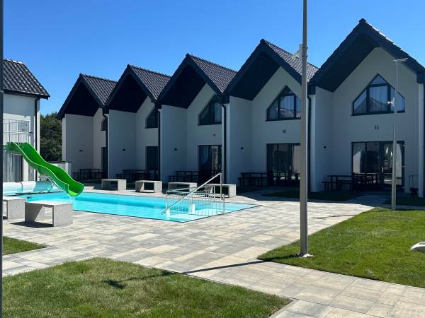 Domki Aurora klimatyzowane, z podgrzewanym basenem i zjeżdżalnią wodną