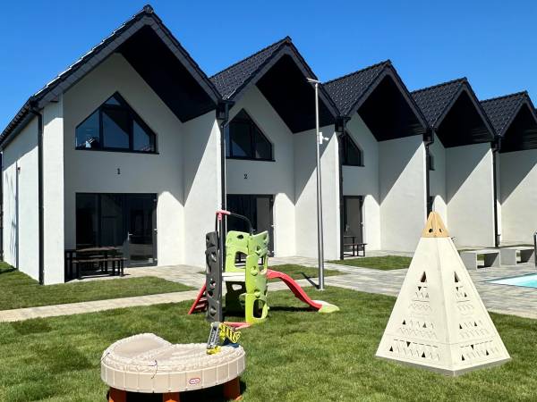 Domki Aurora klimatyzowane, z podgrzewanym basenem i zjeżdżalnią wodną