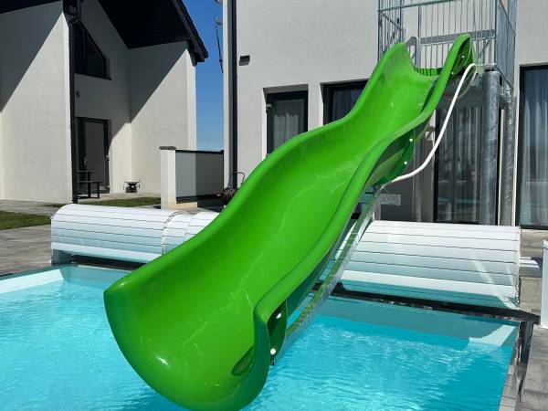 Domki Aurora klimatyzowane, z podgrzewanym basenem i zjeżdżalnią wodną