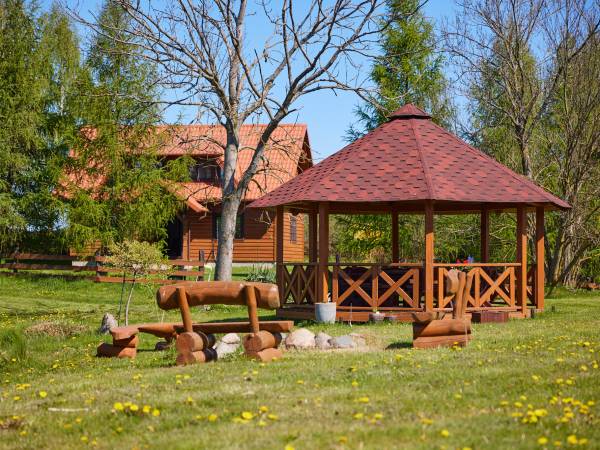 Miejsce na ognisko i altana