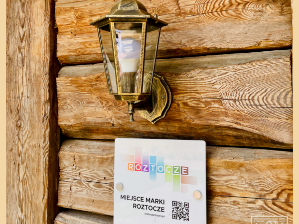 Drewno opowiada historię Roztocza, a lampka dodaje jej nuty nostalgii. 🌾💛