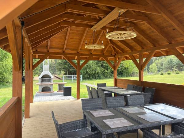 Altana z meblami i grillem ogrodowym