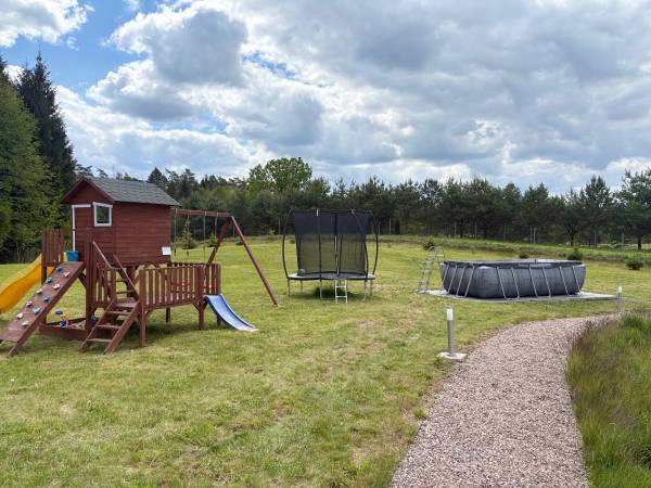 Basen ogrodowy, trampolina, plac zabaw
