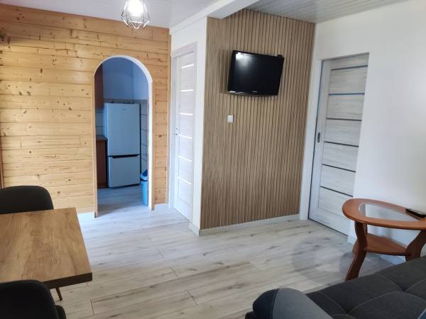 Biały domek parterowy-salon