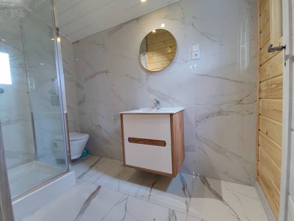 Biały domek parterowy-łazienka