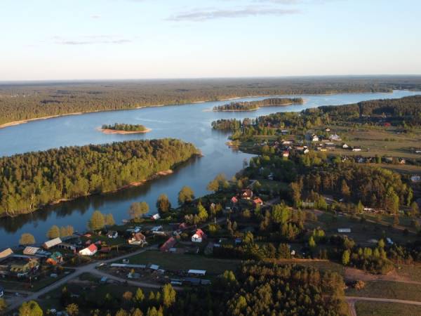 Widok z lotu na jezioro Serwy