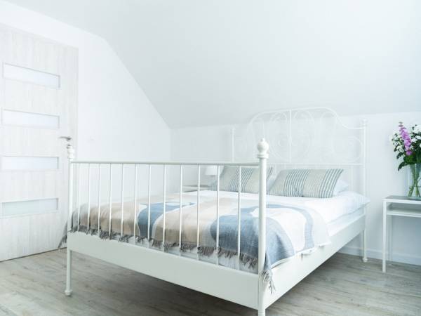 Sypialnia dwuosobowa w Domkach Wierzbówka