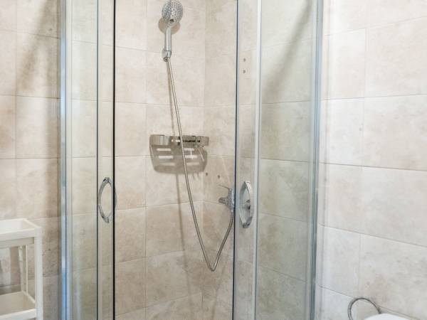 Łazienka z prysznicem w Domkach Wierzbówka