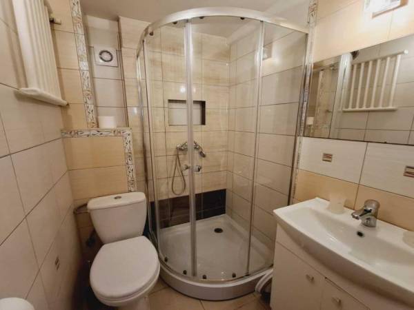 Łazienka w pokoju 3 osobowym