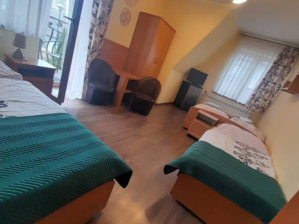 pok4os, balkon, lazienka obok pokoju