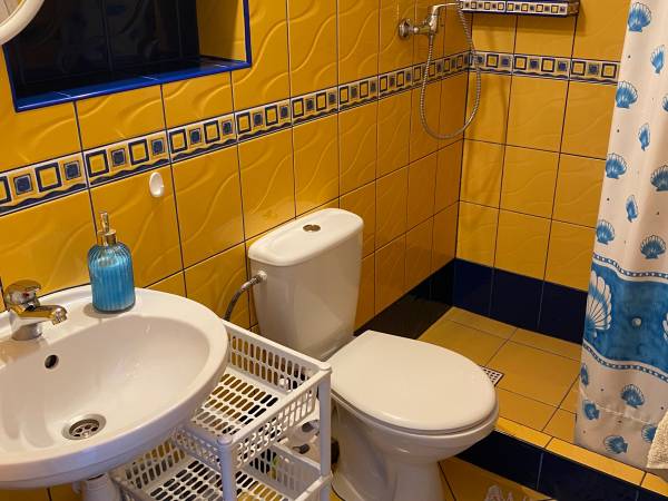 Łazienka pokoju 4 osobowego z balkonem 