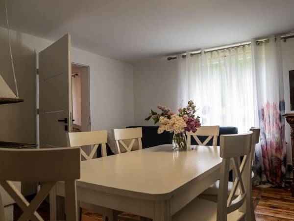 Dom ośmioosobowy (salon)