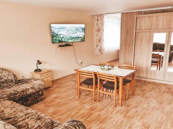 Dom z altaną w ogródku