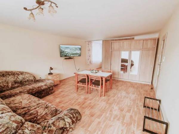 Dom z altaną w ogródku