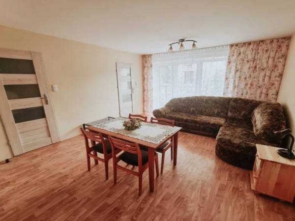 Dom z altaną w ogródku