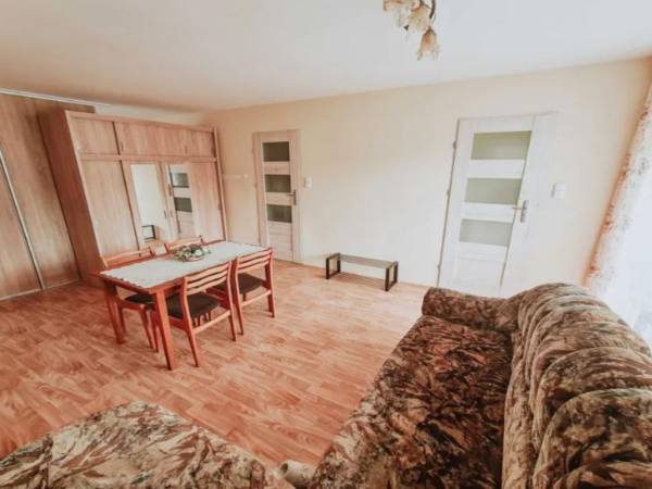 Dom z altaną w ogródku