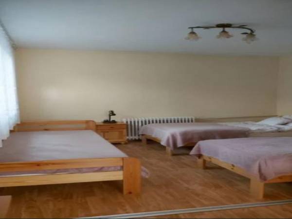 Dom z altaną w ogródku