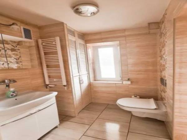 Dom z altaną w ogródku