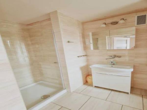 Dom z altaną w ogródku