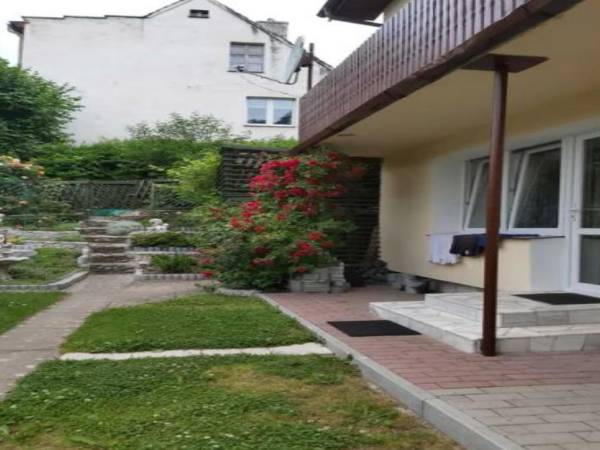 Dom z altaną w ogródku