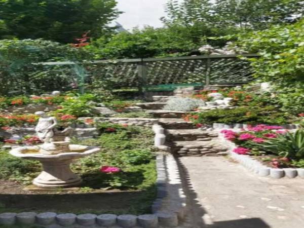 Dom z altaną w ogródku