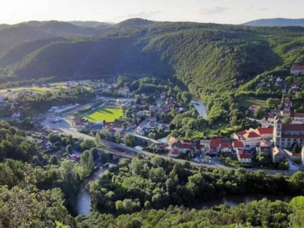 Dom z altaną w ogródku