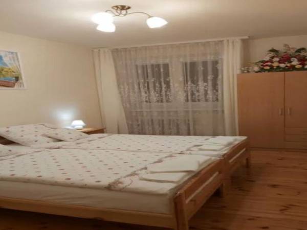 Dom z altaną w ogródku