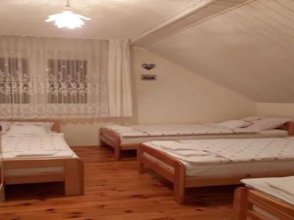 Dom z altaną w ogródku