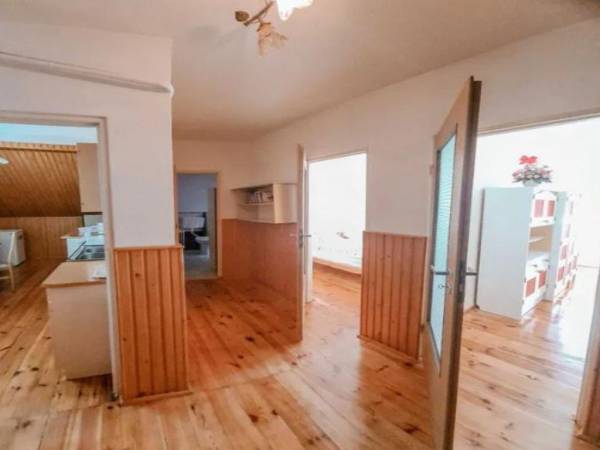 Dom z altaną w ogródku