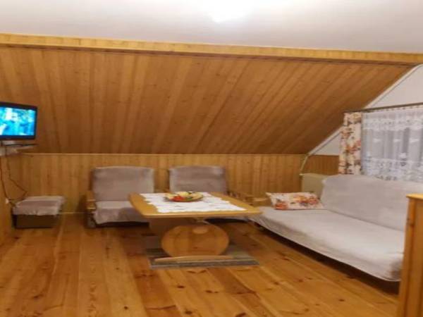 Dom z altaną w ogródku