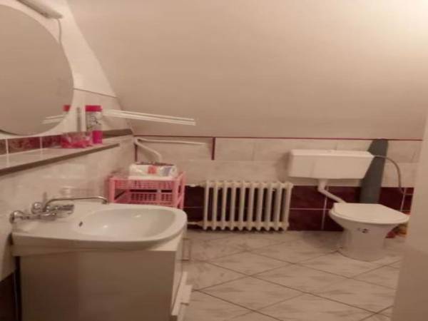 Dom z altaną w ogródku