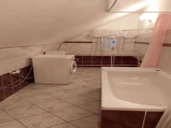 Dom z altaną w ogródku