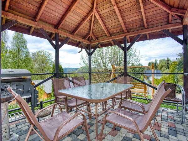 altana z możliwością grillowania dla gości pokoi i apartamentu