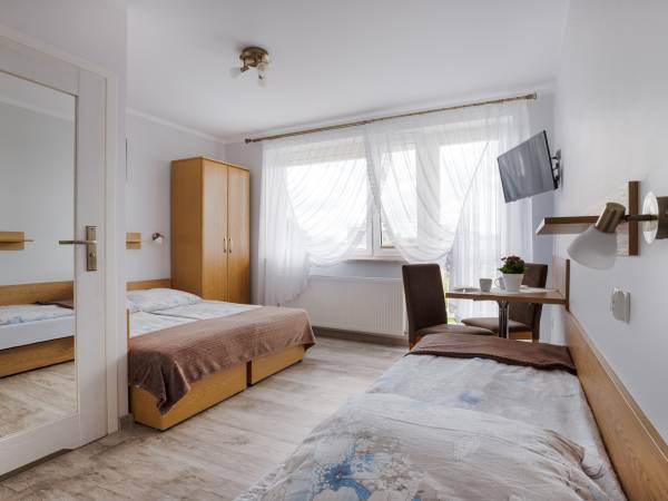 pokoj nr 8 3 os. z aneksem kuchennympo