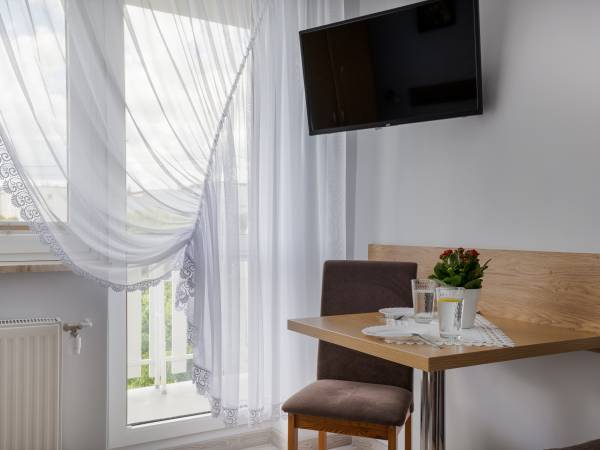 pokoj nr 8 z aneksem kuchennym 3-os.