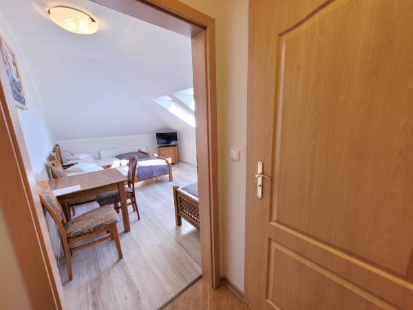 Pokój trzy osobowy nr 8