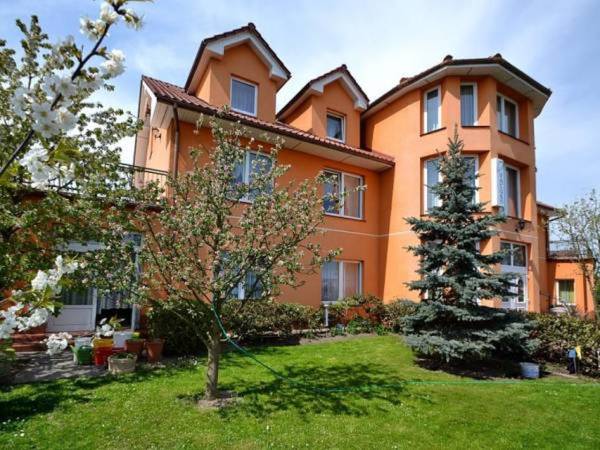 strona ulicy i ogrodu