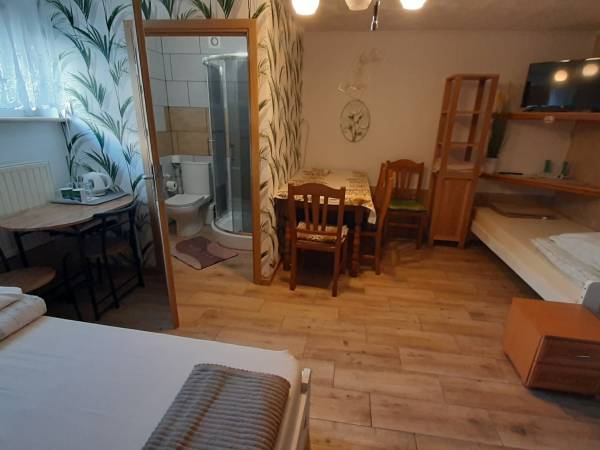 pokój 4-osobowy z łazienką