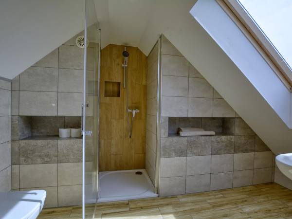 Łazienka (w pokoju na poddaszu)