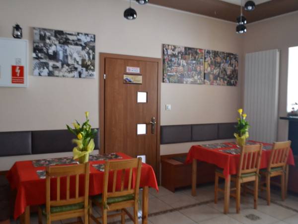 jadalnia na dole (pokoje Tenia, Magdalena, Mikołaj i Franciszek)