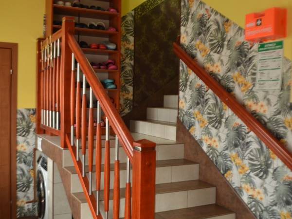 wygodne i szerokie schody do pokoi Oliwia, Kasia, Megi i Henio