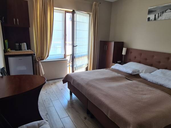 Pokój z lodówką, balkonem