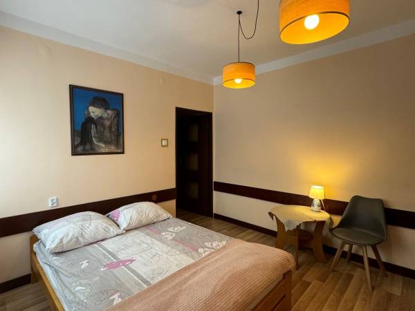 Pokój nr 12 / 3 os. (łóżko małżeńskie + fotel rozkładany) 