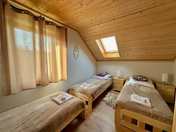 Sypialnia 3-osobowa Kuchnia w Apartamencie na pierwszym piętrze