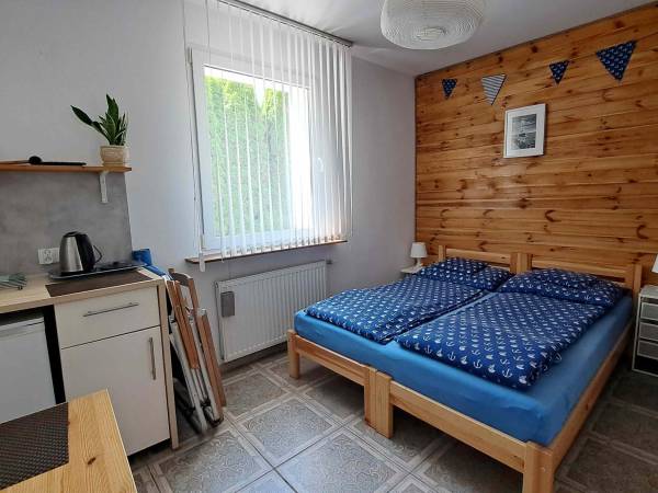 pokój z mini aneksem kuchennym